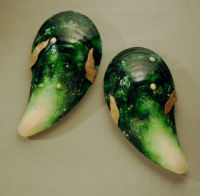 Grande Moules (Big Mussels) wall art green by glass artist Michael Dupille
